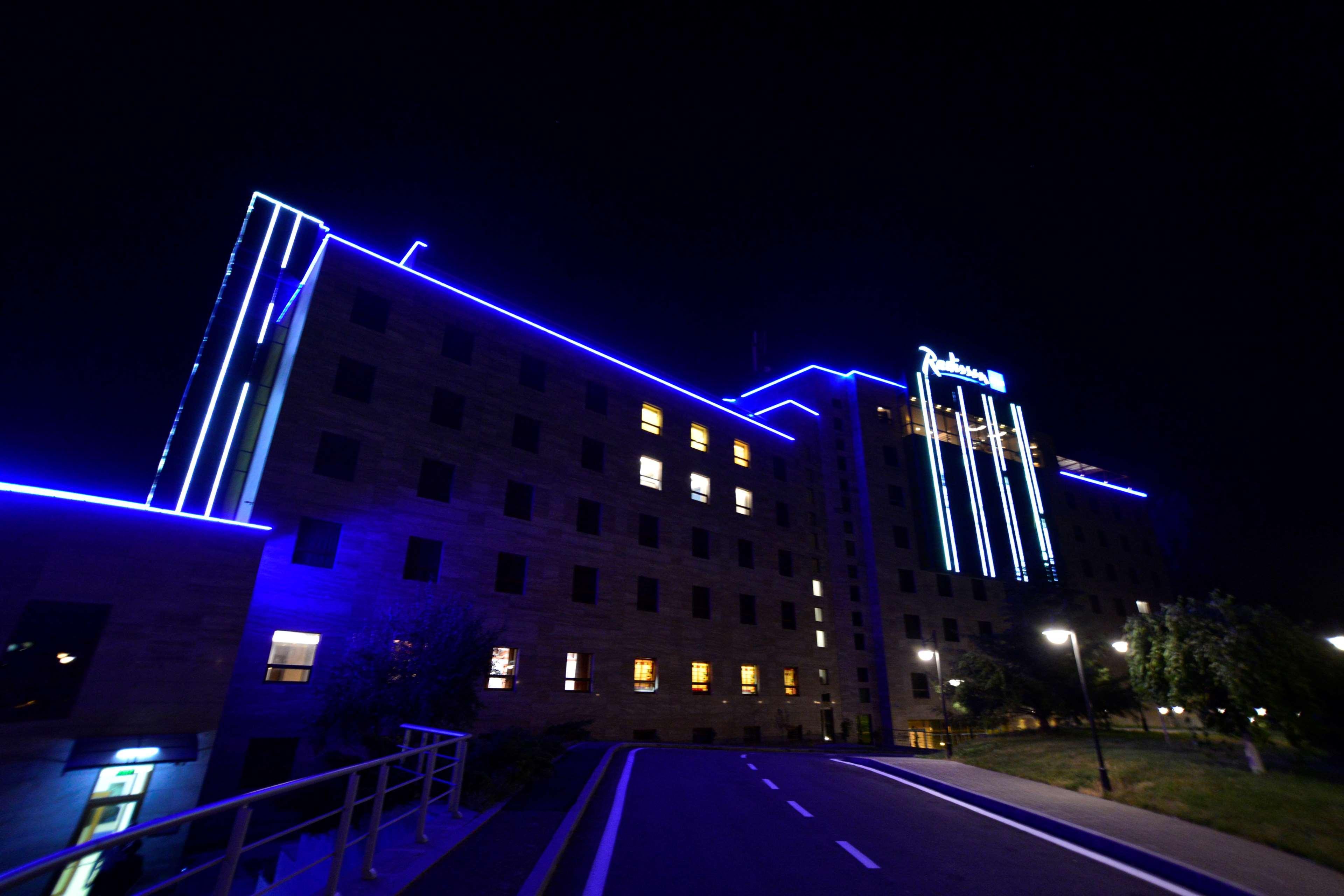 Radisson Blu Hotel エレバン エクステリア 写真 The Royal Victoria Hospital at night