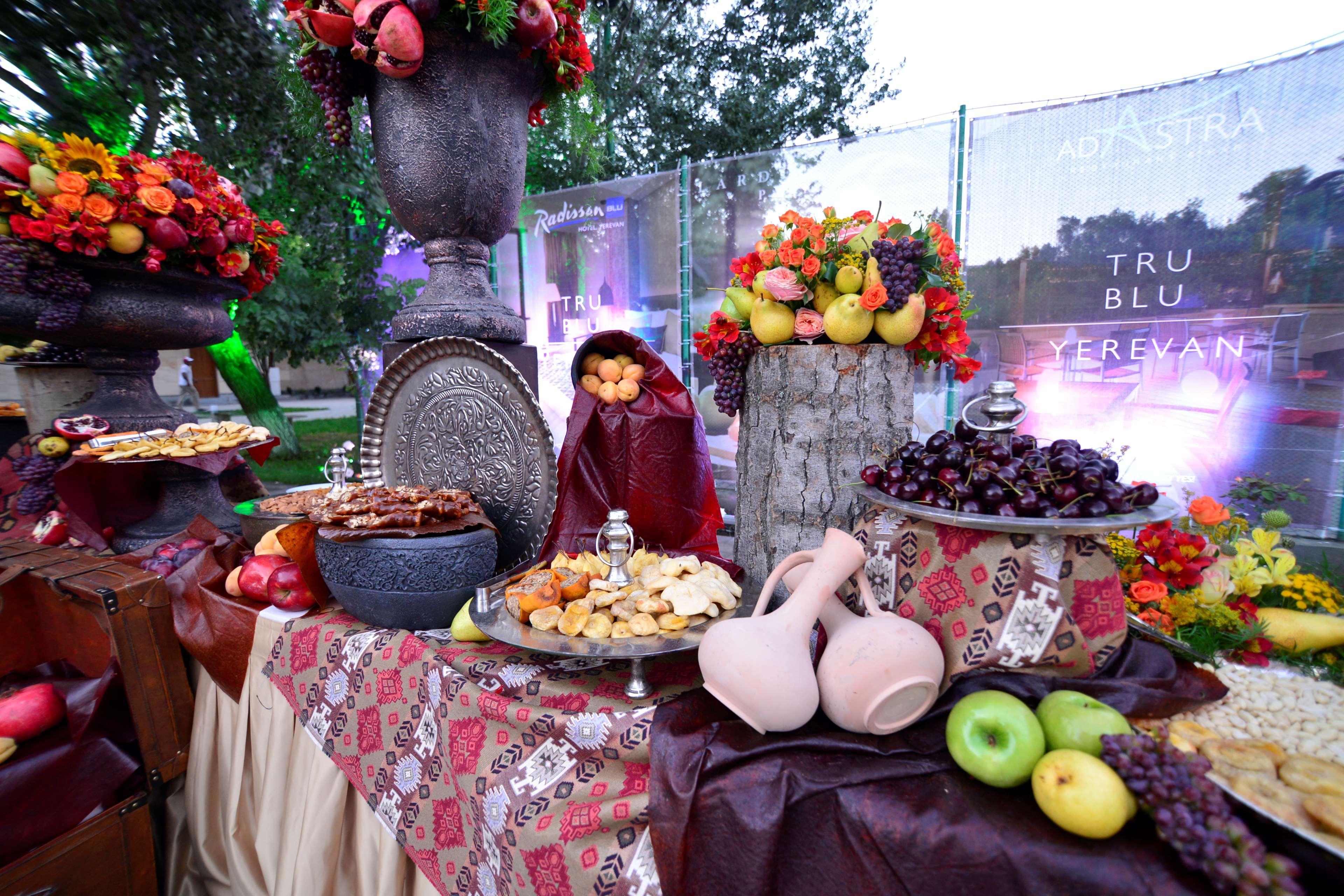Radisson Blu Hotel エレバン エクステリア 写真 A traditional Armenian table with fruit and wine
