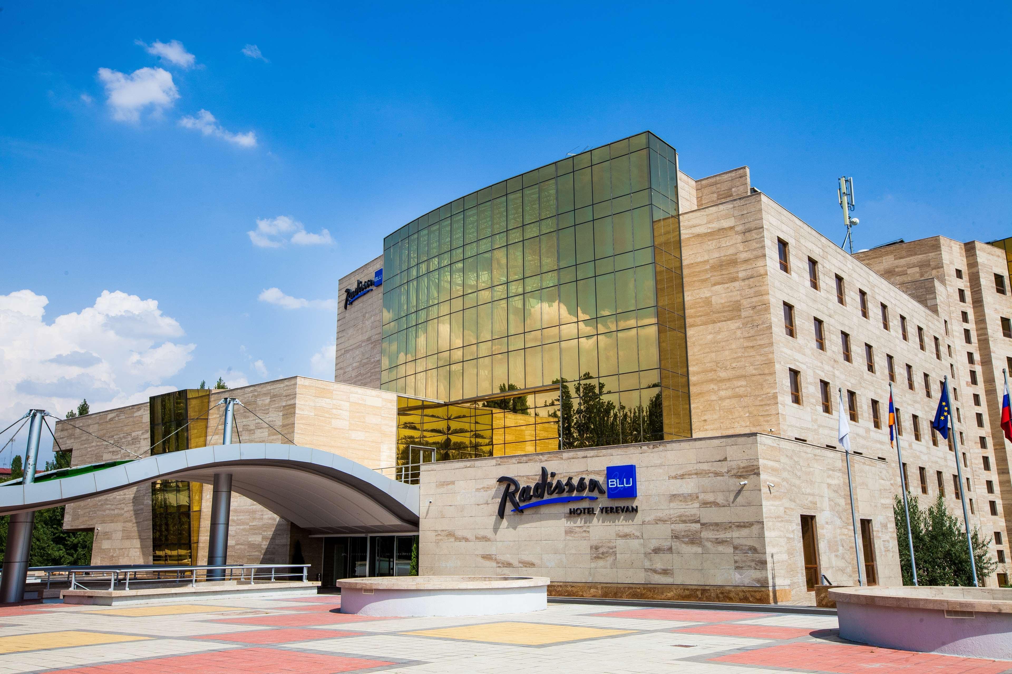 Radisson Blu Hotel エレバン エクステリア 写真 The Radisson Blu hotel in Yerevan