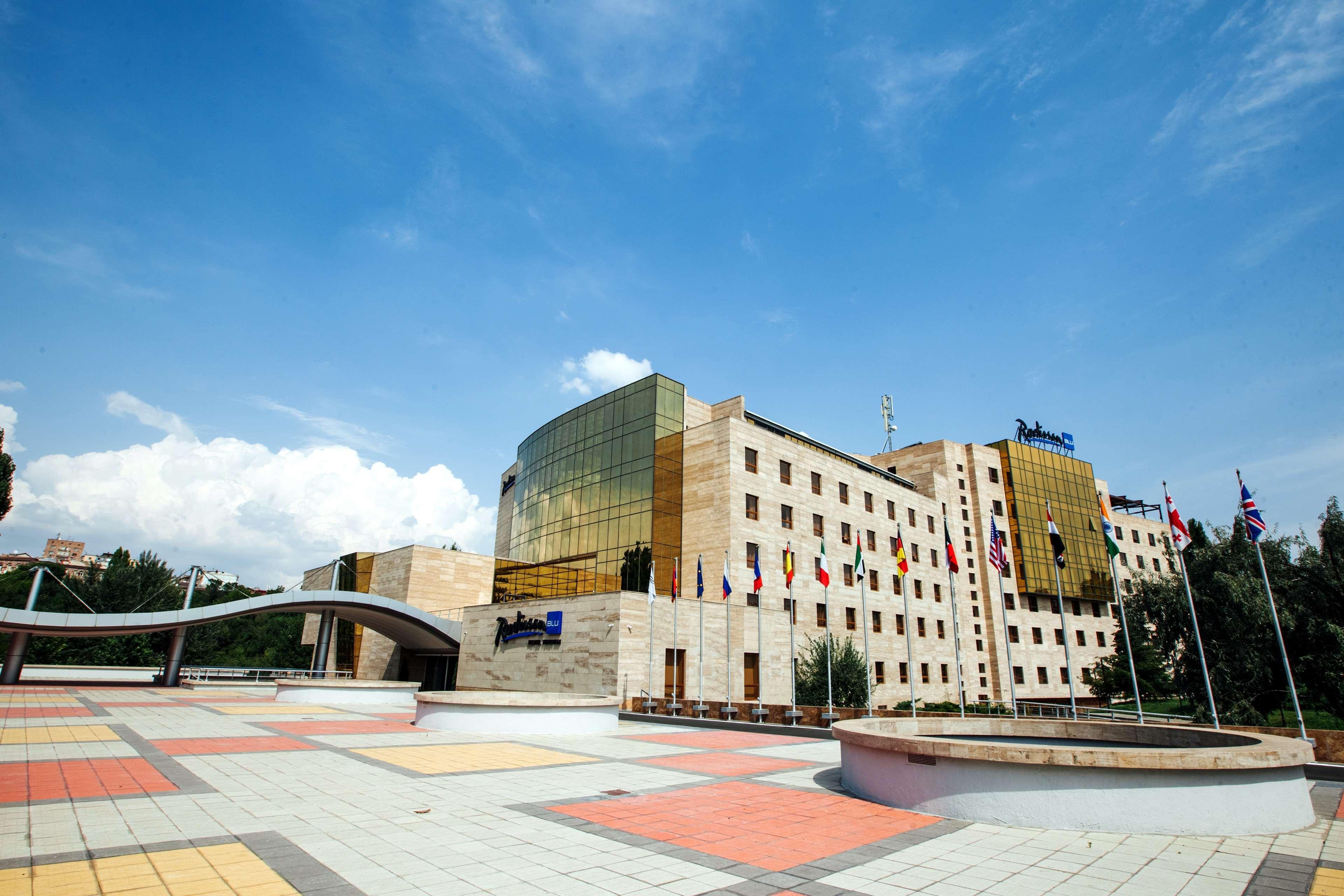 Radisson Blu Hotel エレバン エクステリア 写真 The European University Viadana