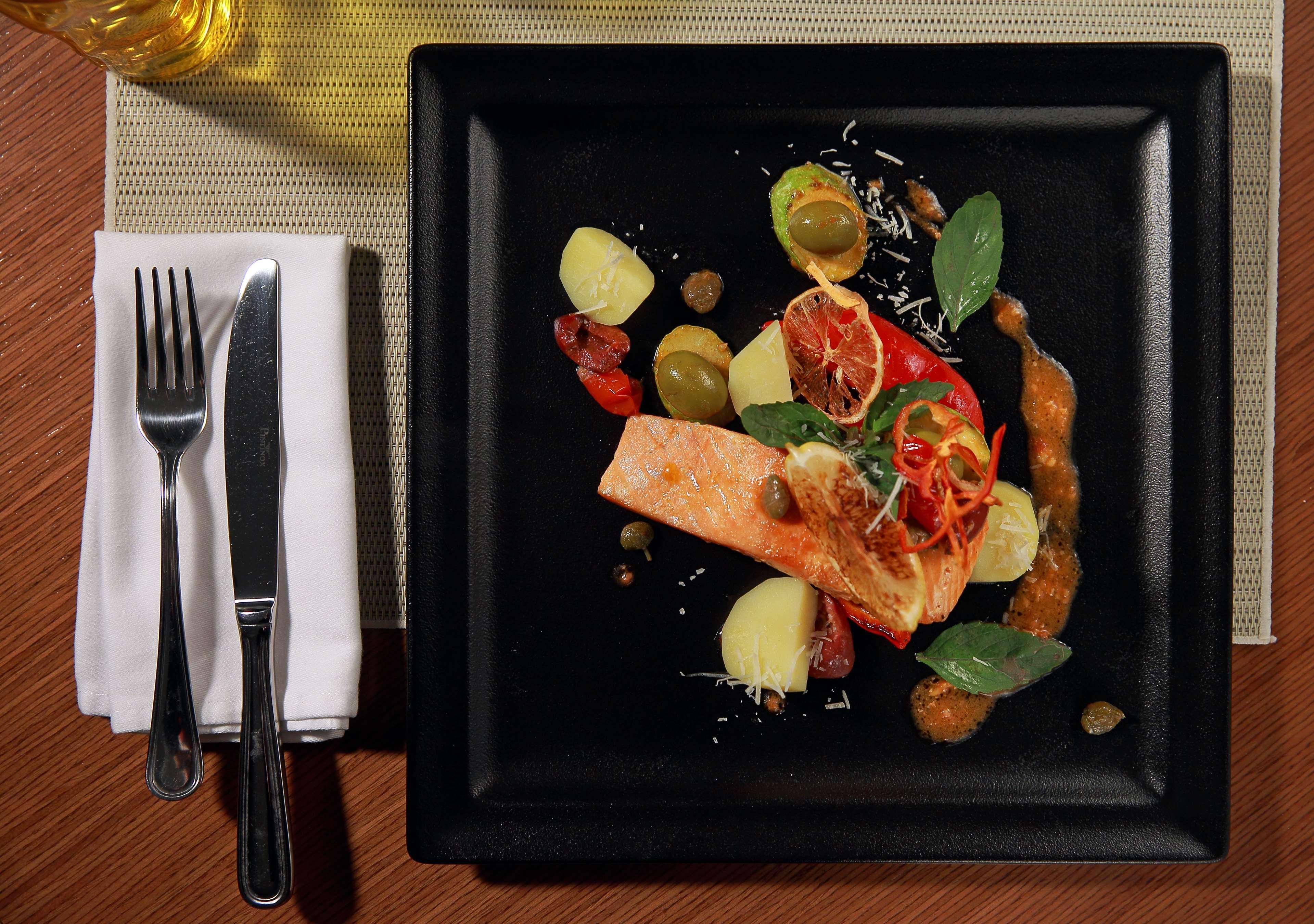 Radisson Blu Hotel エレバン エクステリア 写真 A plate of food