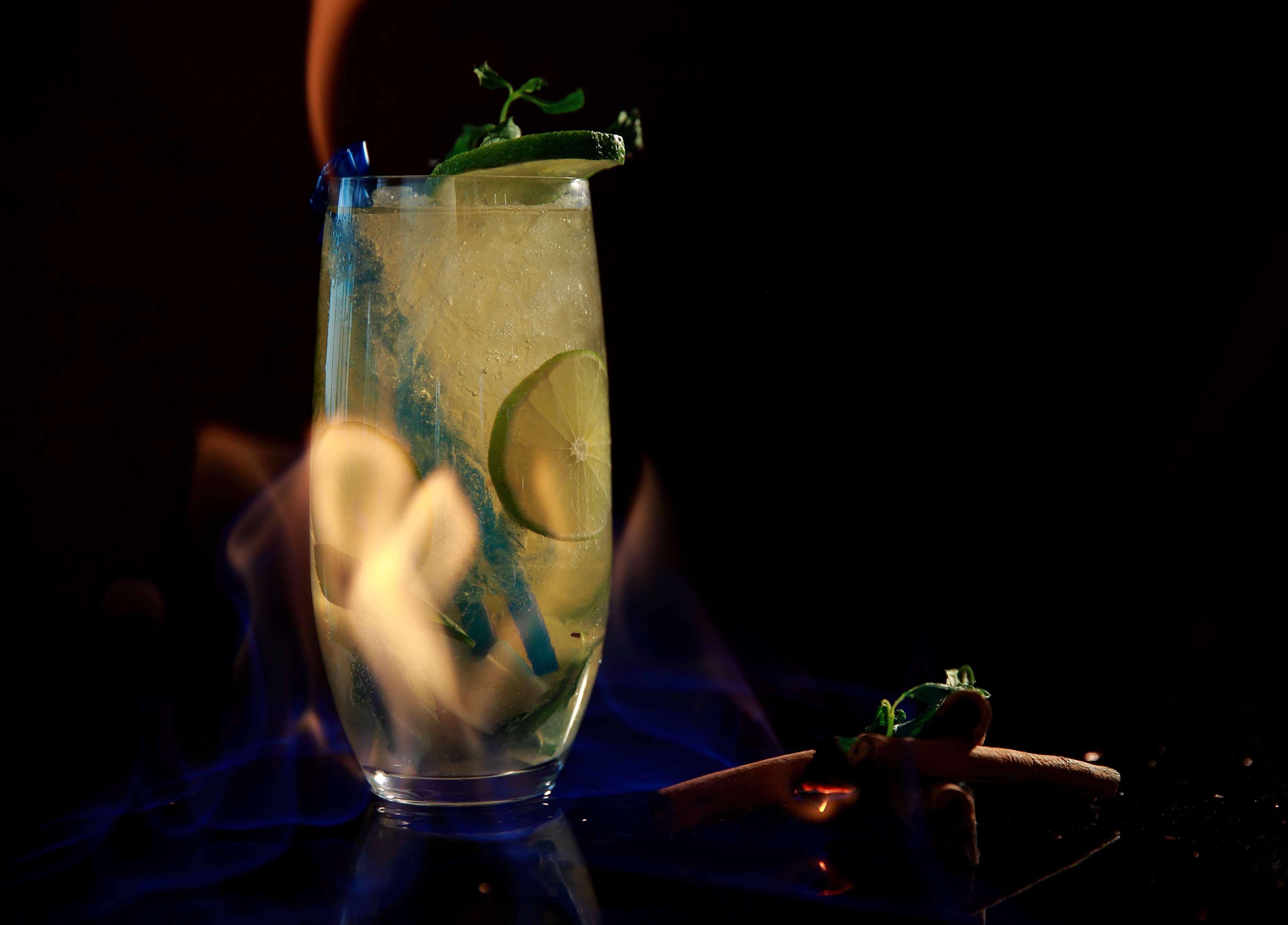 Radisson Blu Hotel エレバン エクステリア 写真 A flaming lime