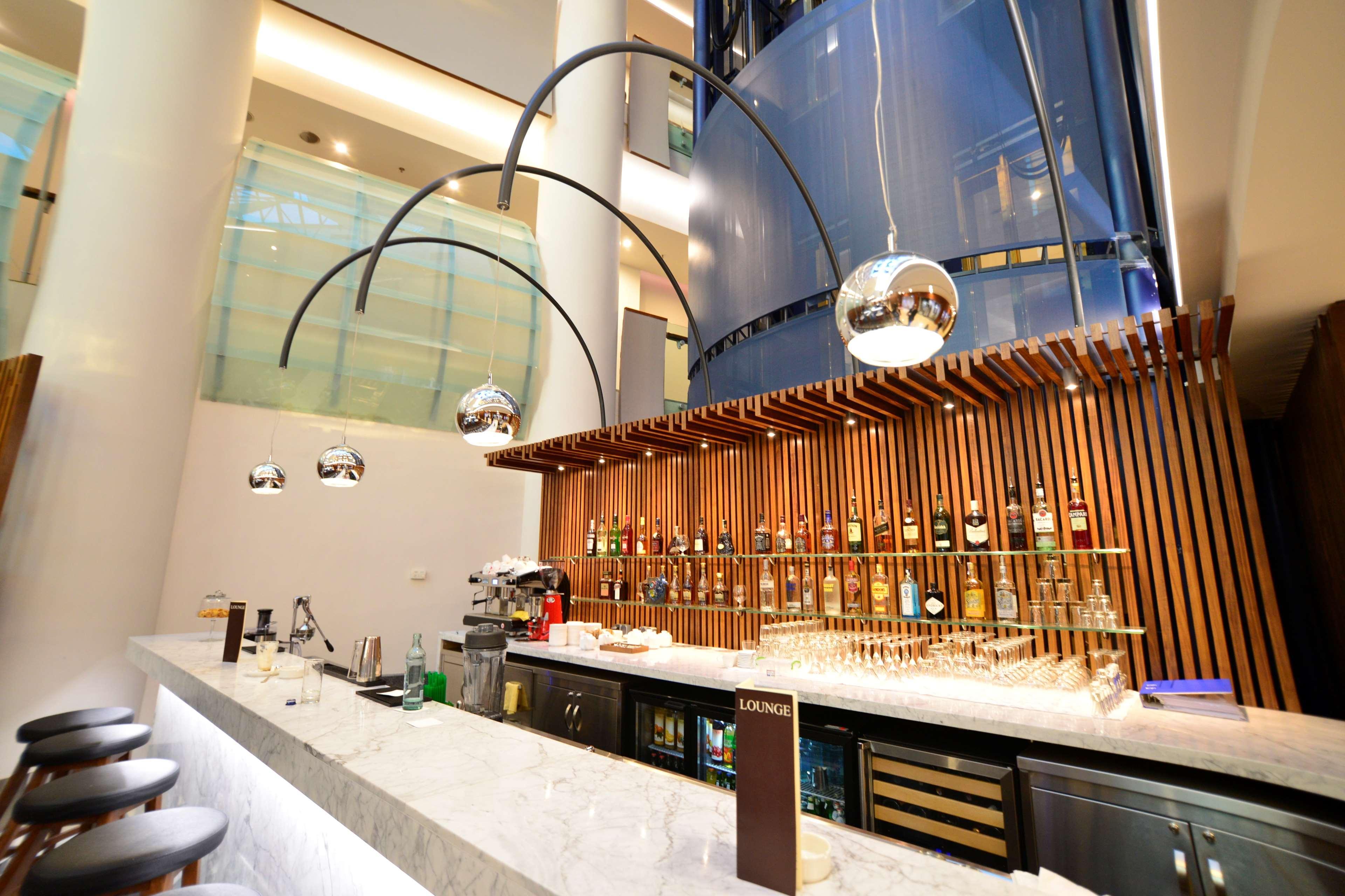 Radisson Blu Hotel エレバン エクステリア 写真 The bar at the lobby
