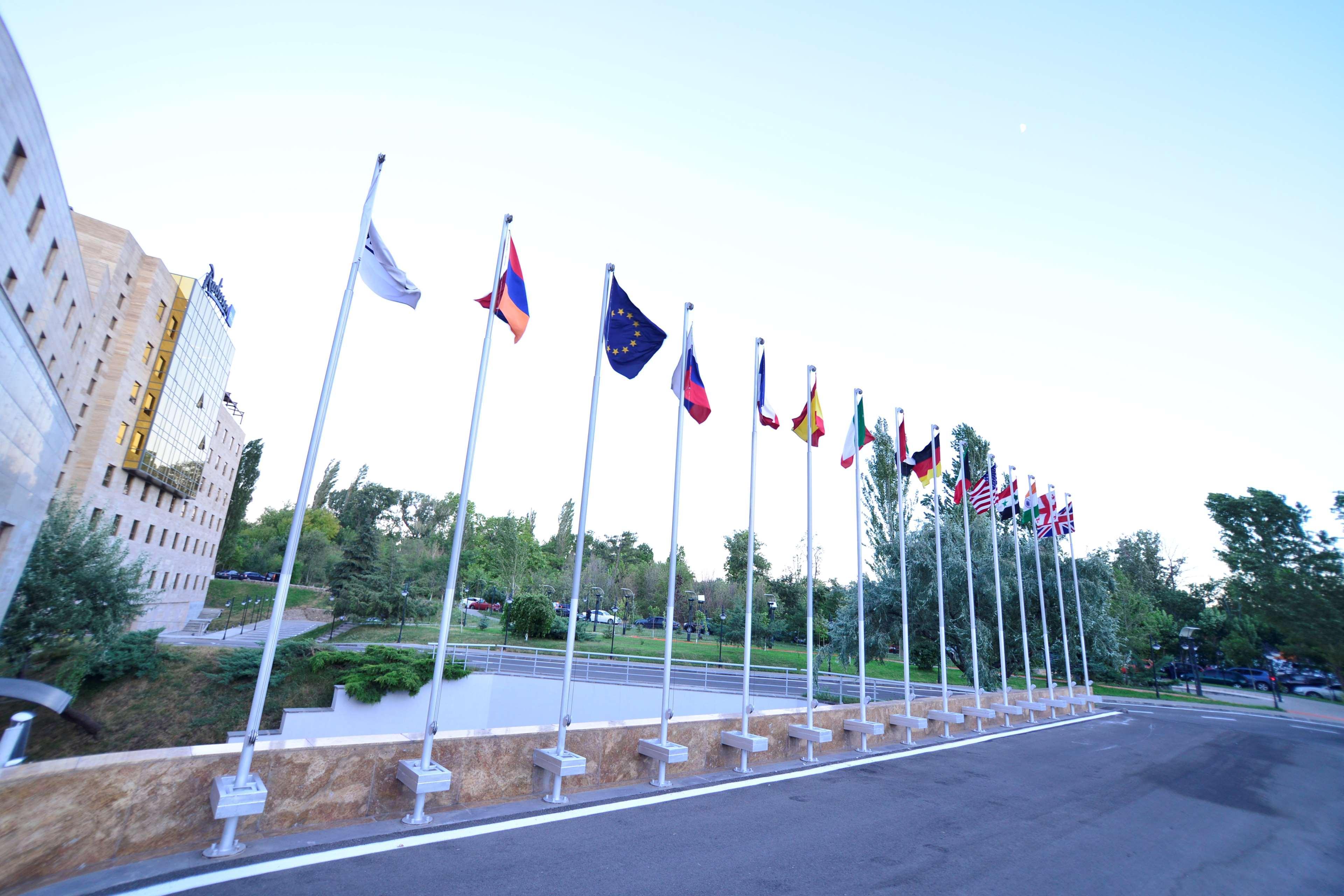 Radisson Blu Hotel エレバン エクステリア 写真 Flags of the 15 founding members of the European Space Agency at the agency's headquarters in Paris