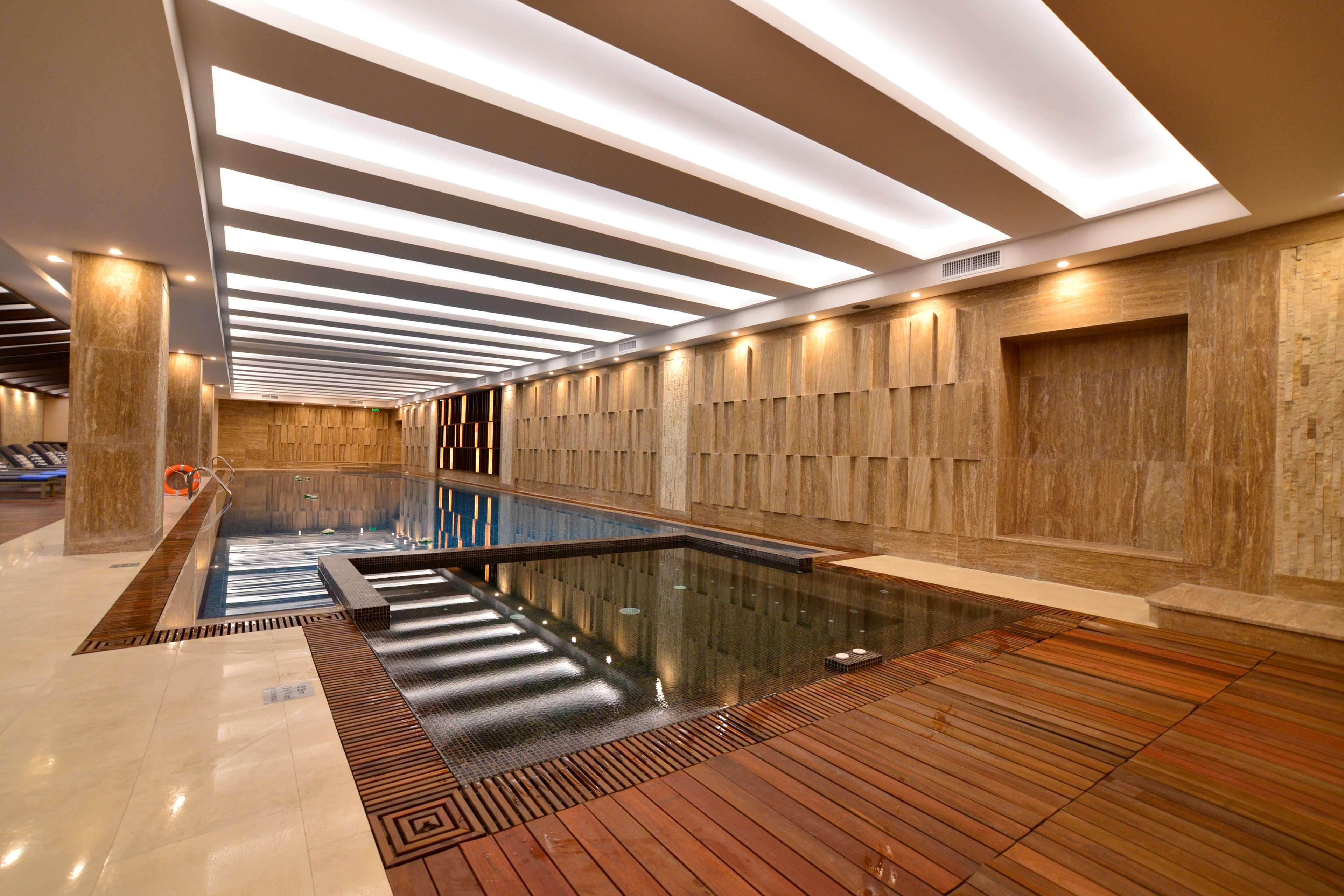 Radisson Blu Hotel エレバン エクステリア 写真 The swimming pool at the hotel