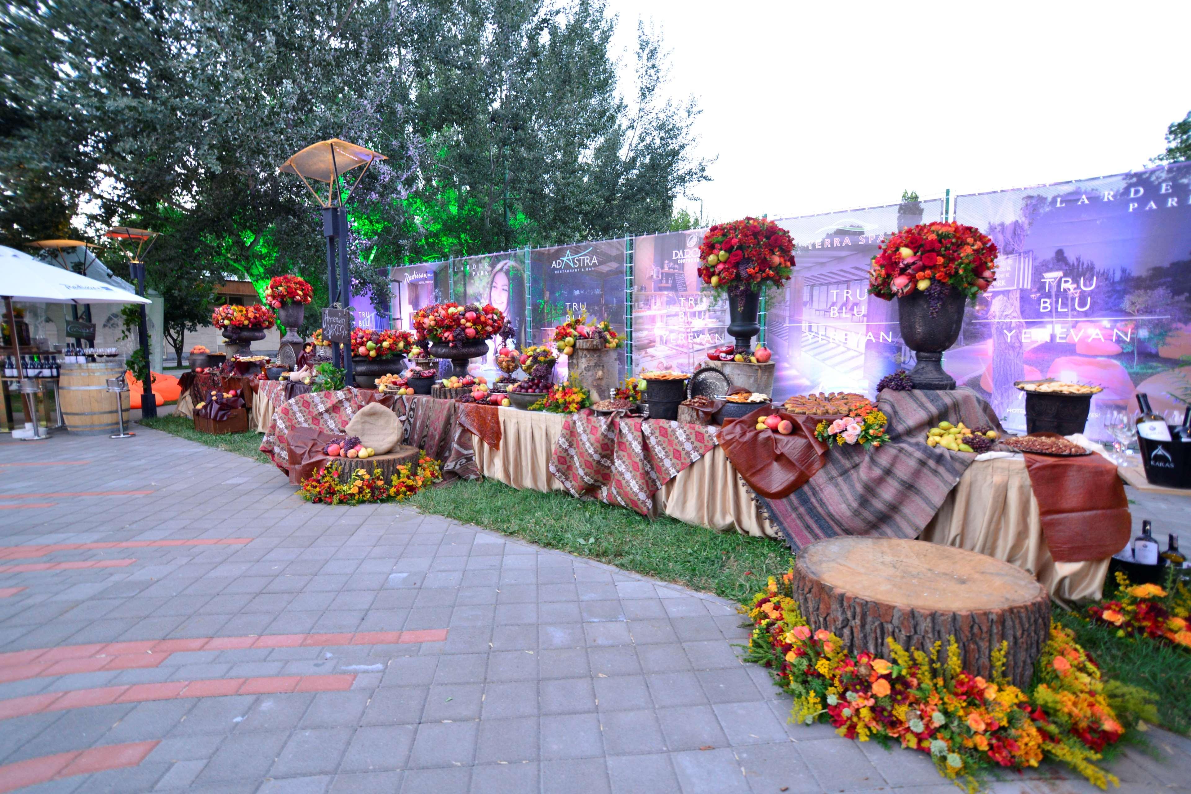 Radisson Blu Hotel エレバン エクステリア 写真 A buffet at a wedding reception