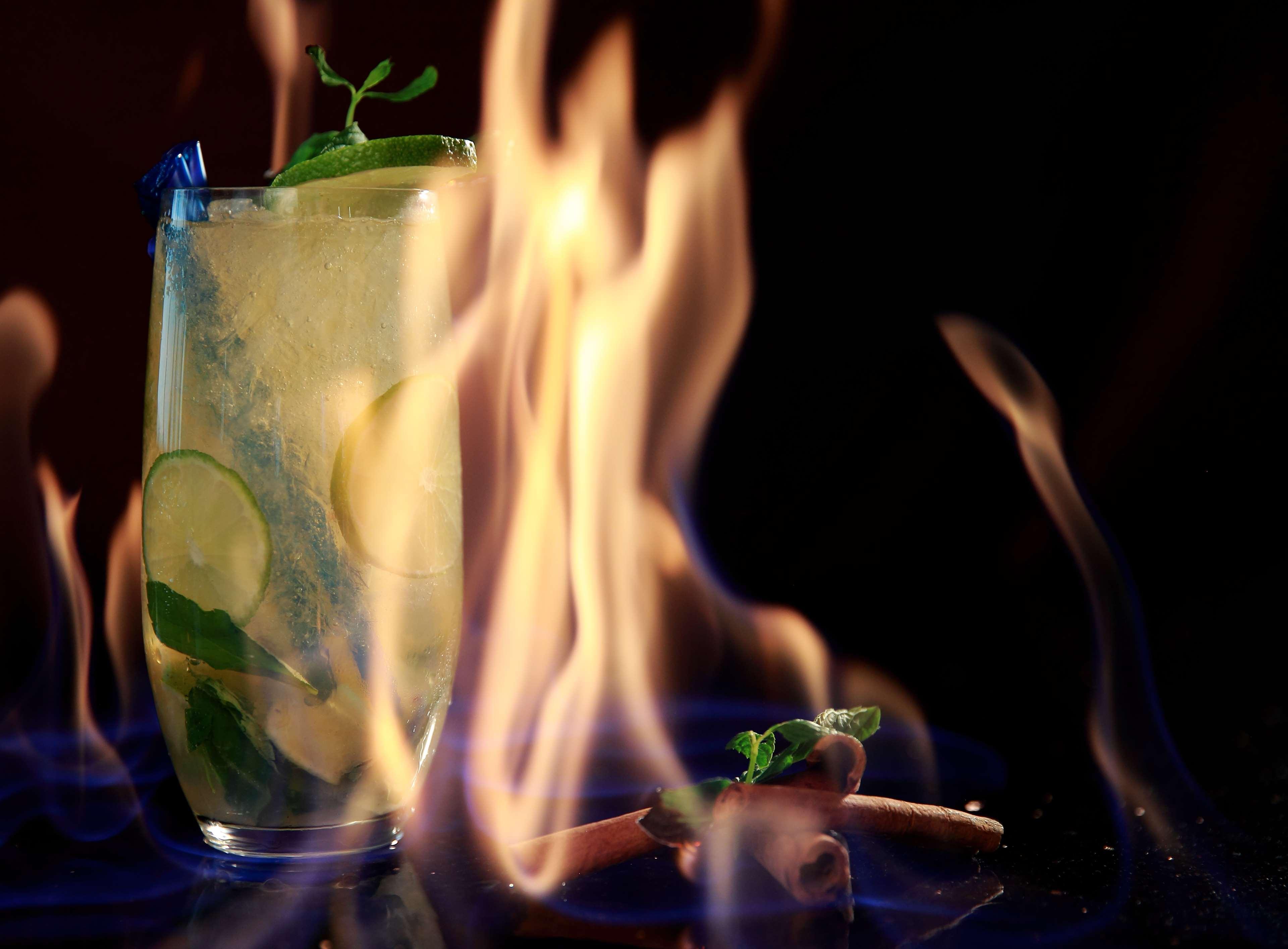 Radisson Blu Hotel エレバン エクステリア 写真 Flaming Mojito