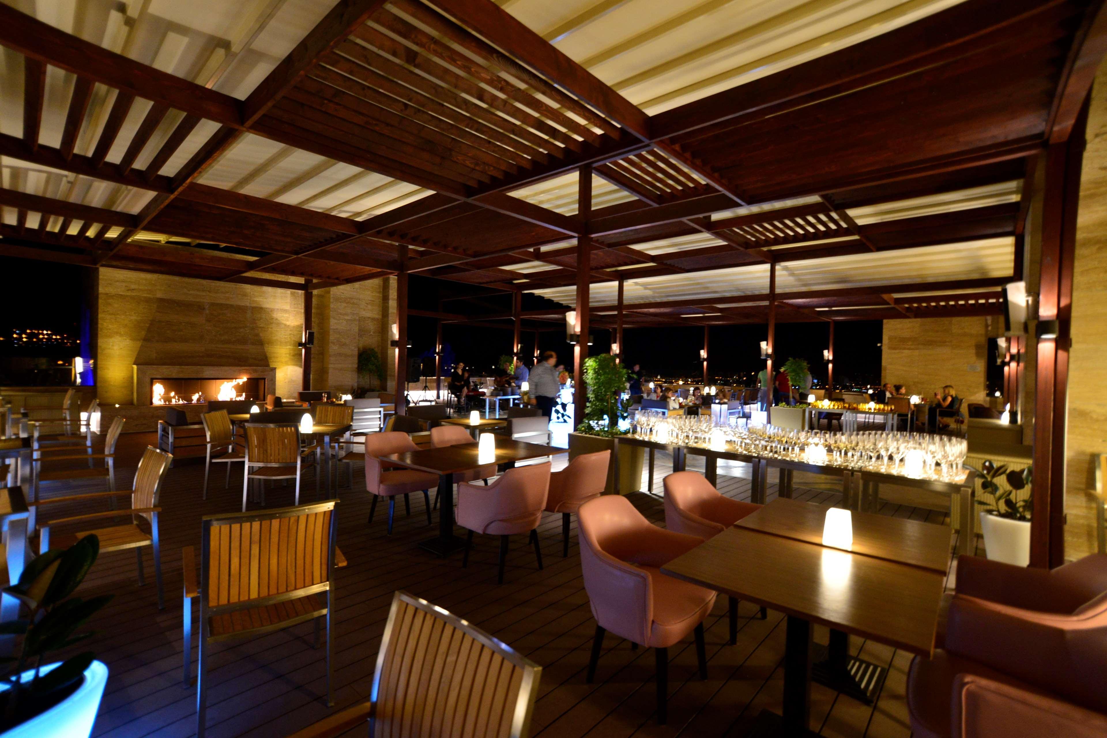 Radisson Blu Hotel エレバン エクステリア 写真 The interior of the restaurant