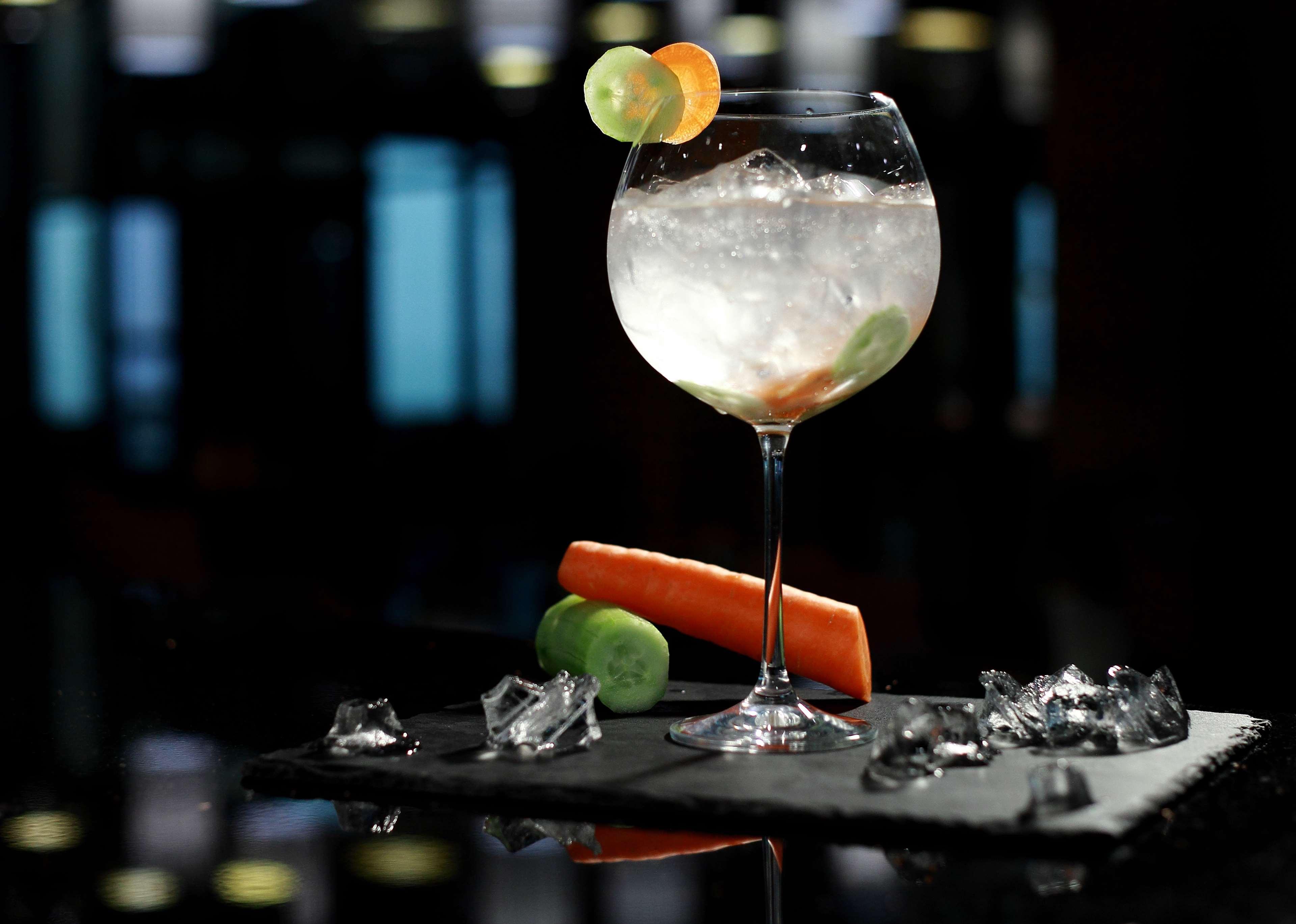 Radisson Blu Hotel エレバン エクステリア 写真 A G&T served in a balloon glass
