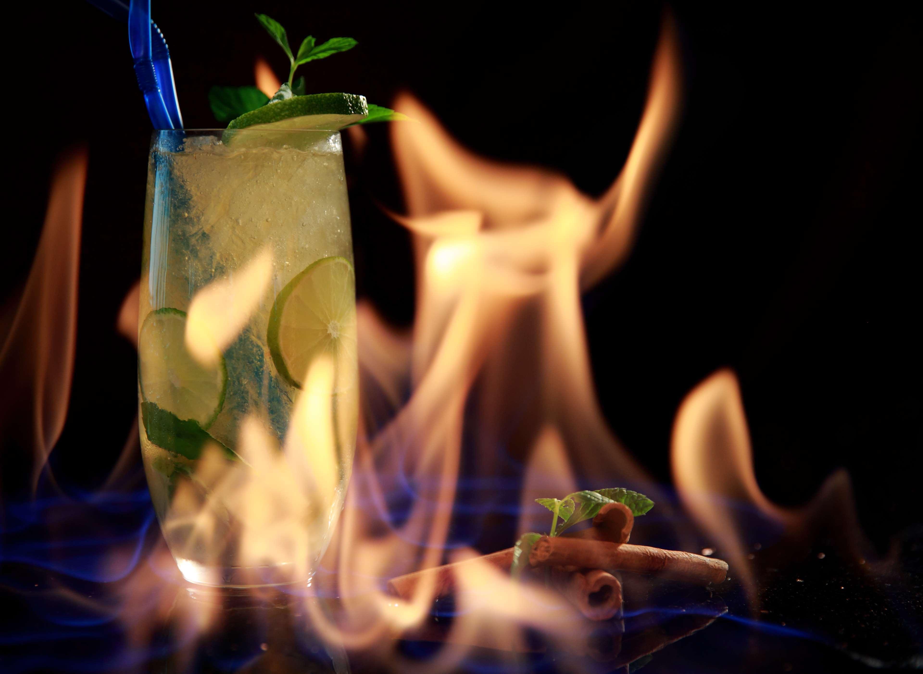 Radisson Blu Hotel エレバン エクステリア 写真 A flaming Mojito