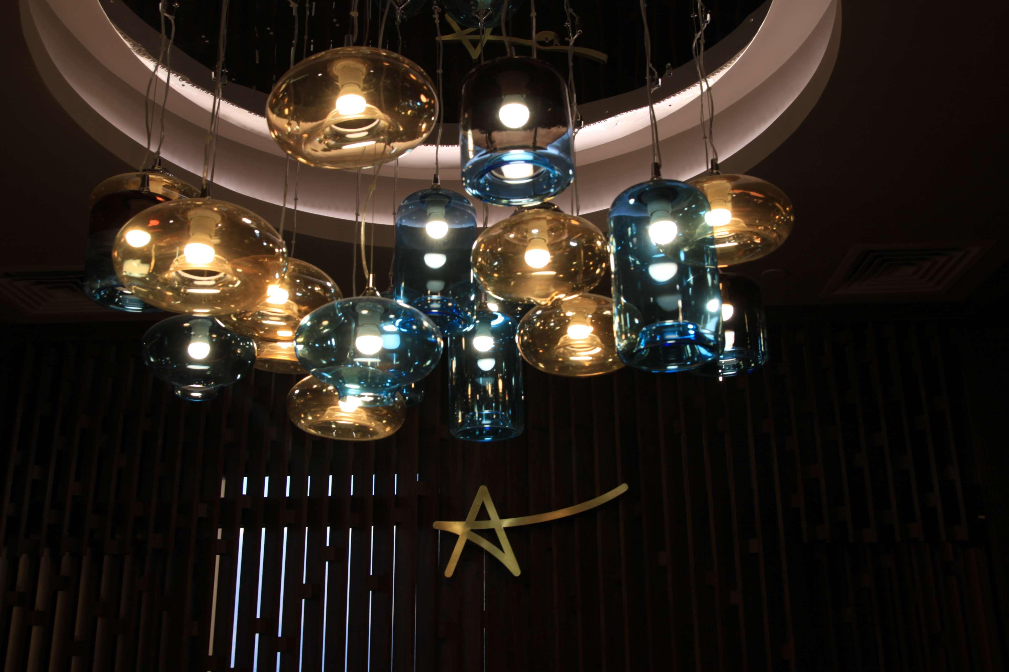 Radisson Blu Hotel エレバン エクステリア 写真 The chandelier at the lobby of the hotel