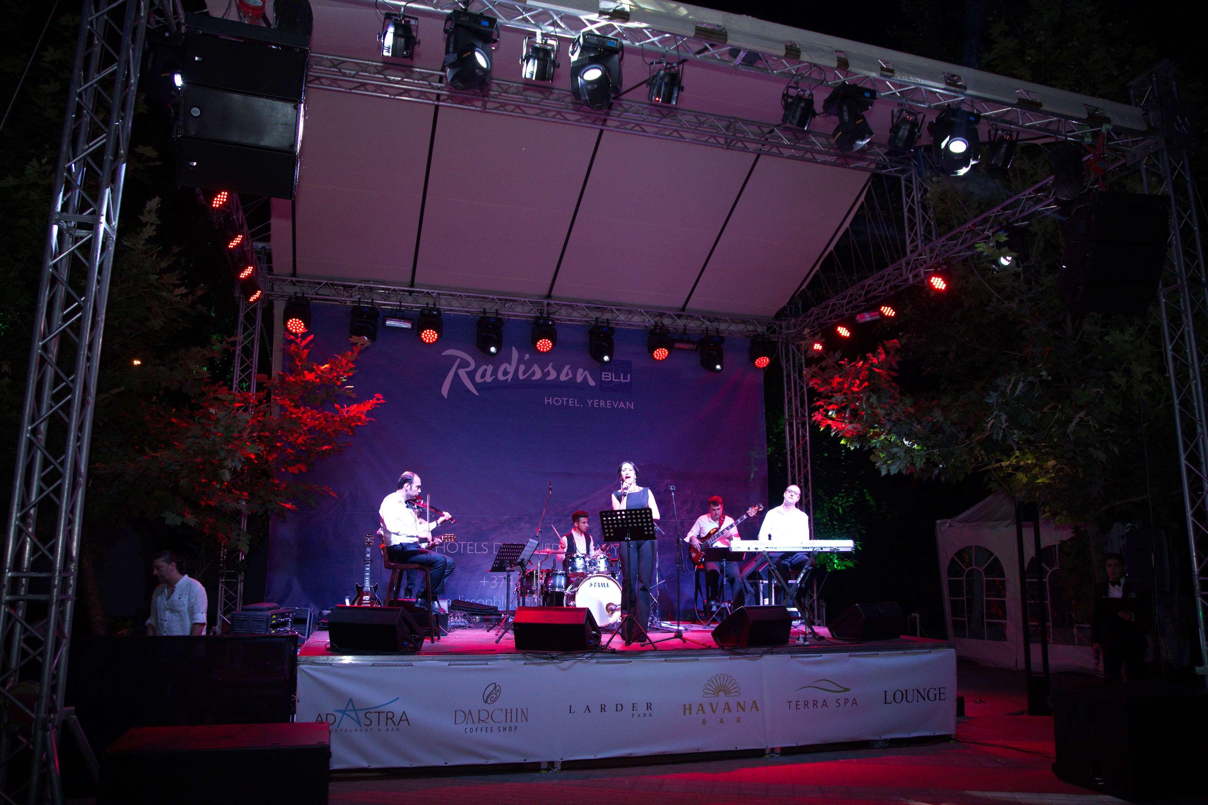Radisson Blu Hotel エレバン エクステリア 写真 The stage of the festival