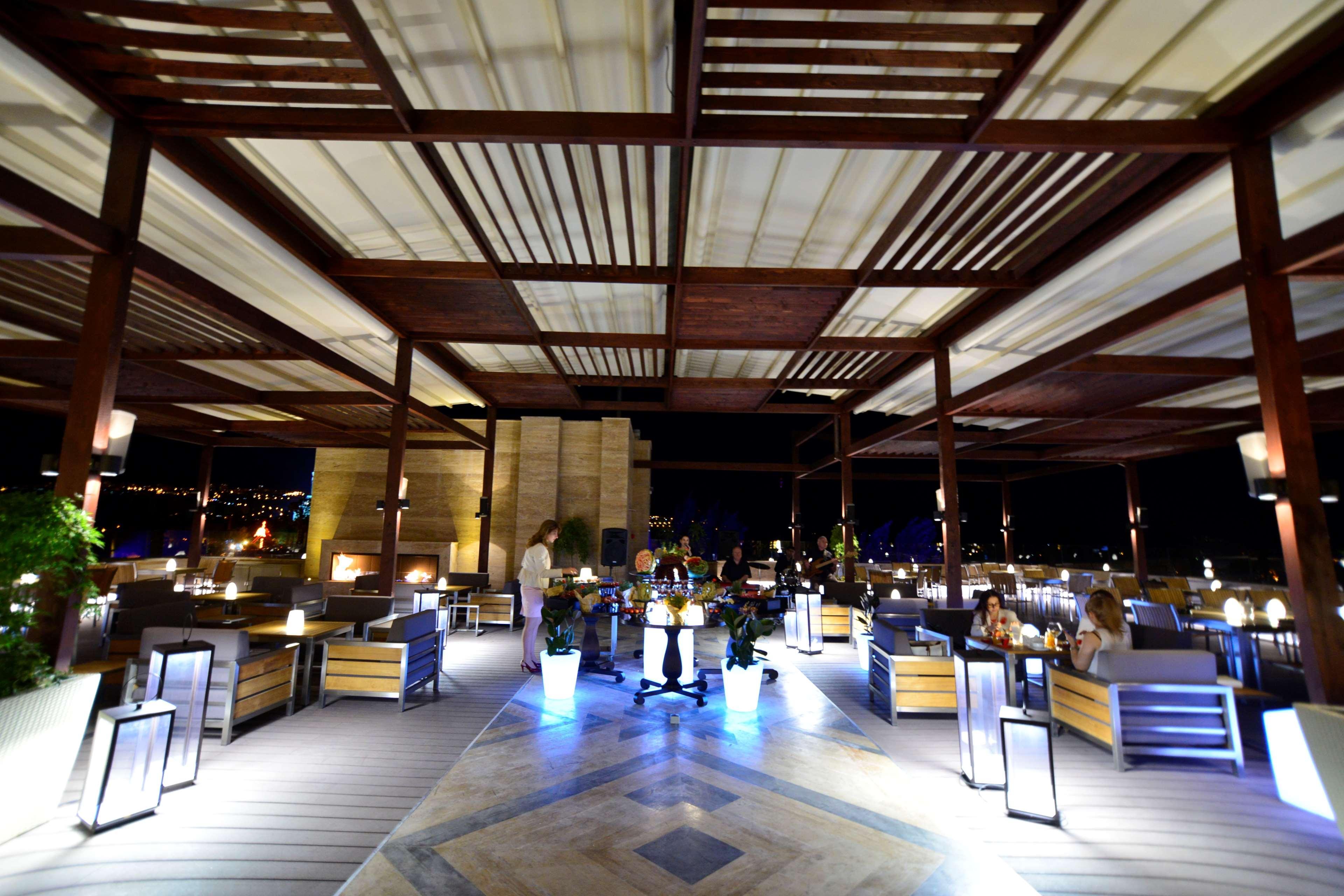 Radisson Blu Hotel エレバン エクステリア 写真 The restaurant at the top of the hotel