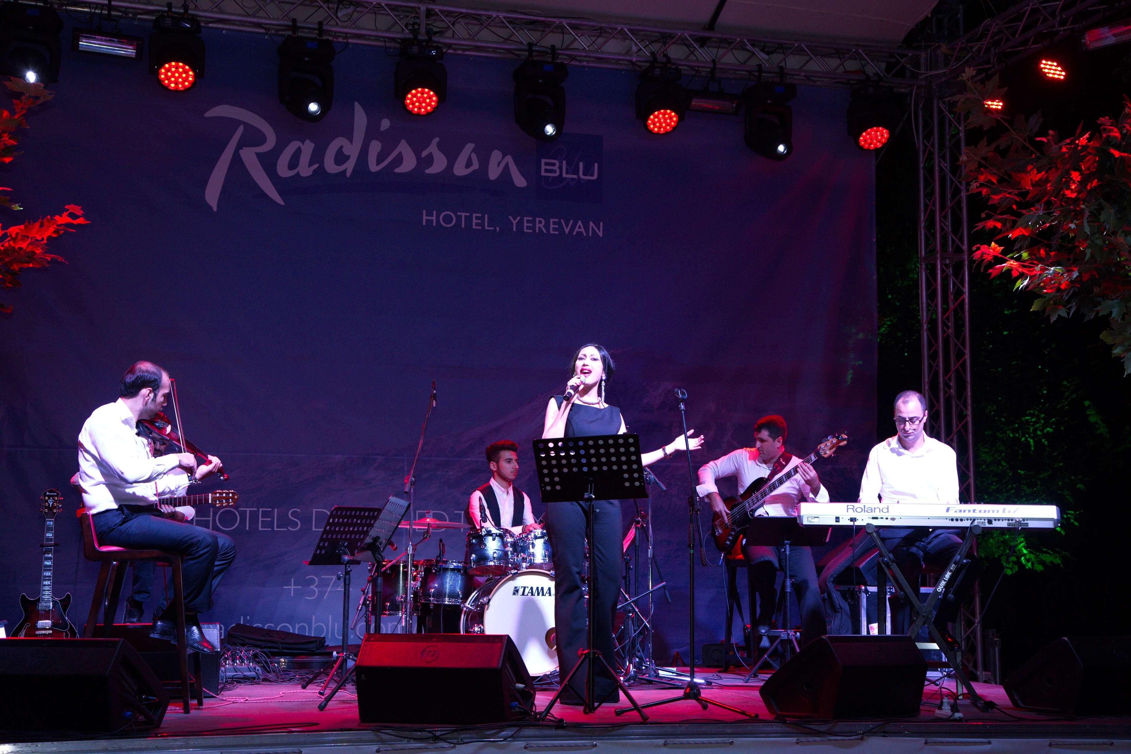 Radisson Blu Hotel エレバン エクステリア 写真 The band in 2015