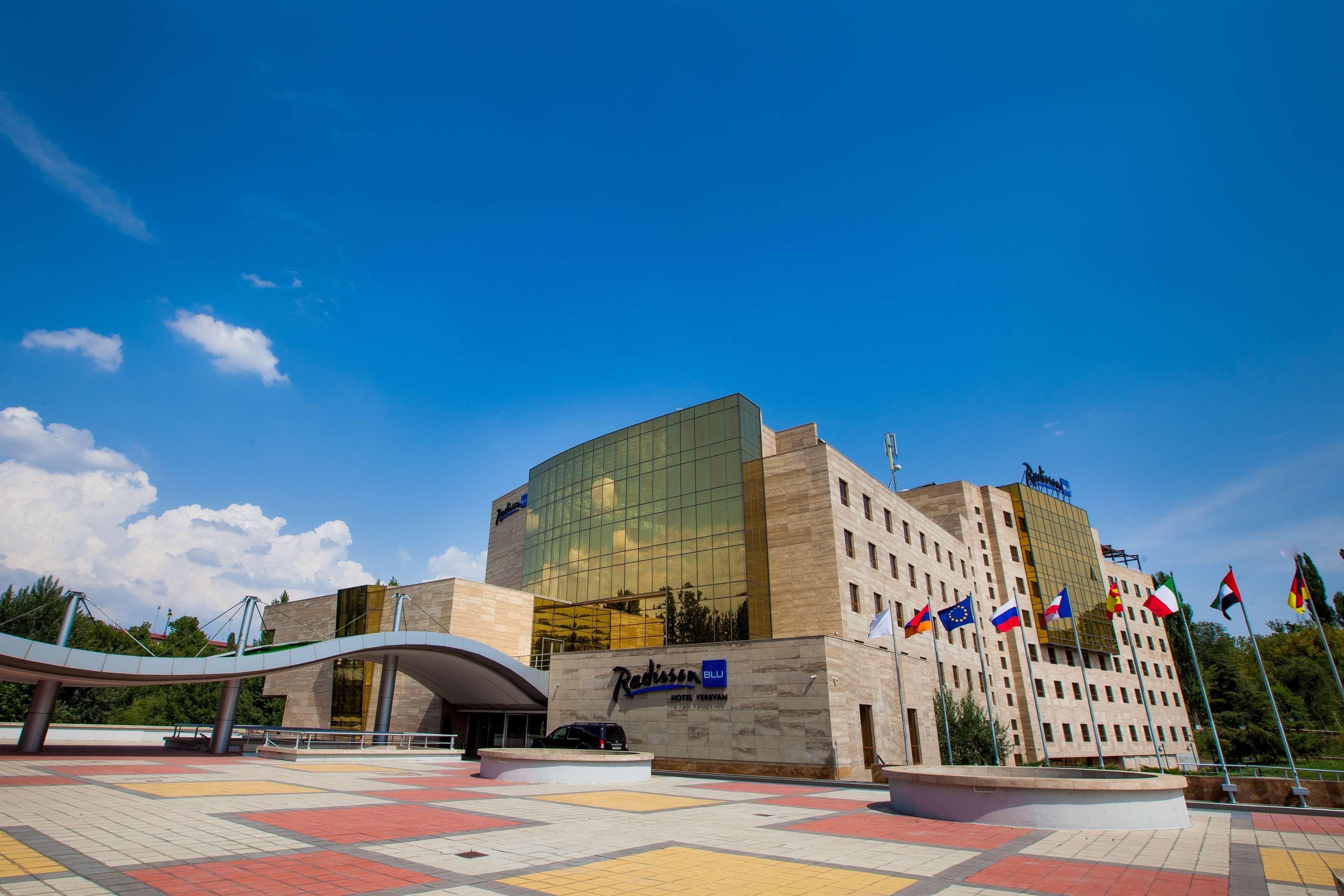 Radisson Blu Hotel エレバン エクステリア 写真 The European University of Sofia