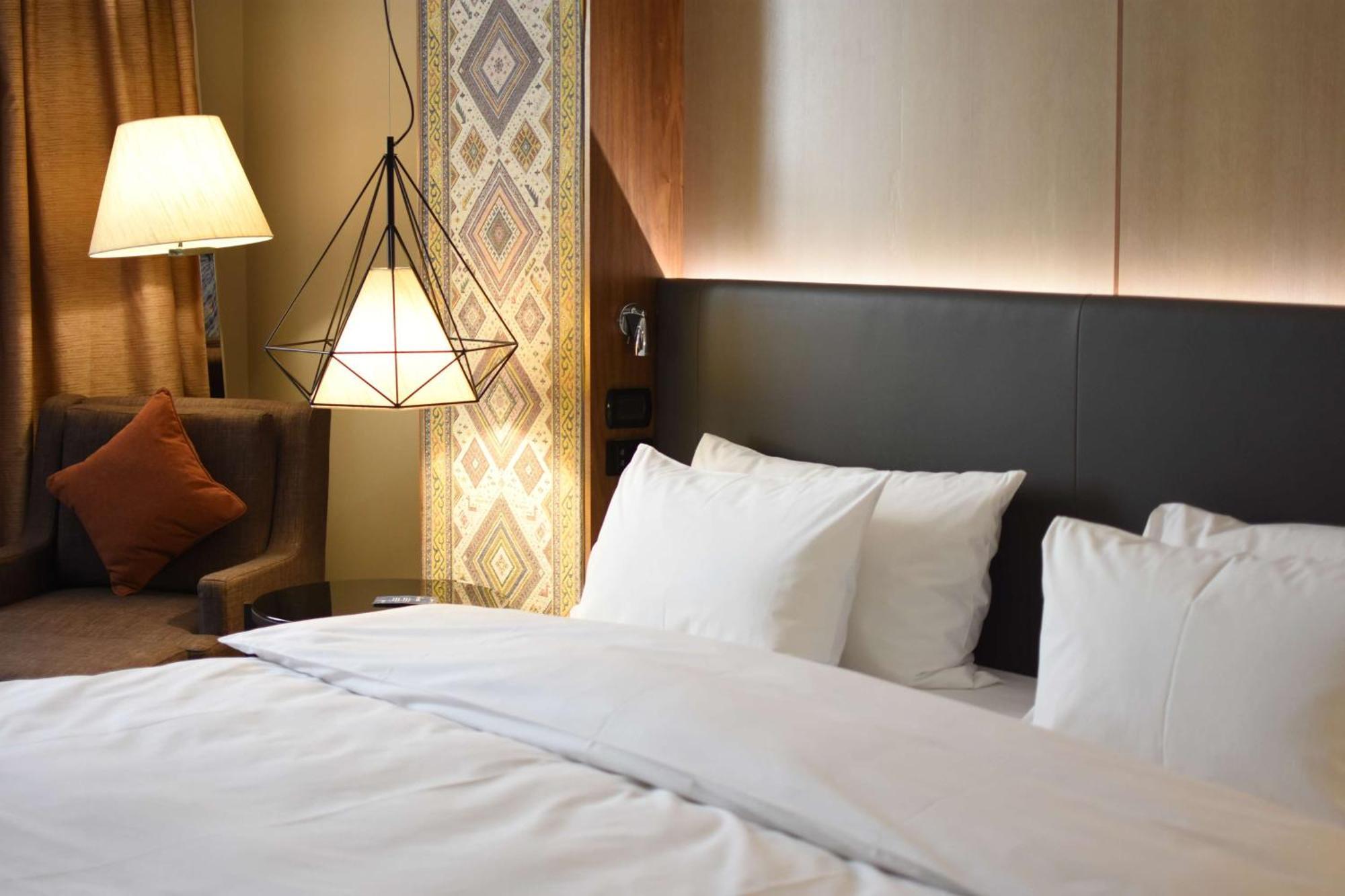 Radisson Blu Hotel エレバン エクステリア 写真 A bed with white sheets