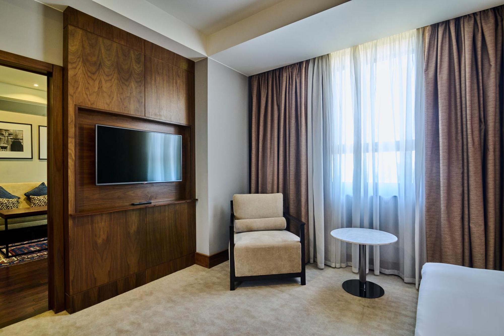 Radisson Blu Hotel エレバン エクステリア 写真 A room at the hotel