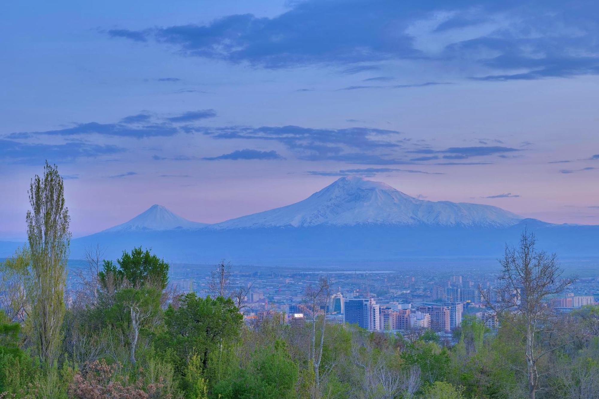 Radisson Blu Hotel エレバン エクステリア 写真 View of Mount Si from the west