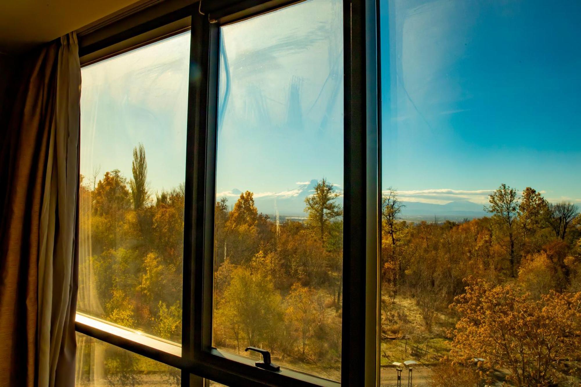 Radisson Blu Hotel エレバン エクステリア 写真 View from the window of a room at the Inn at the Opera