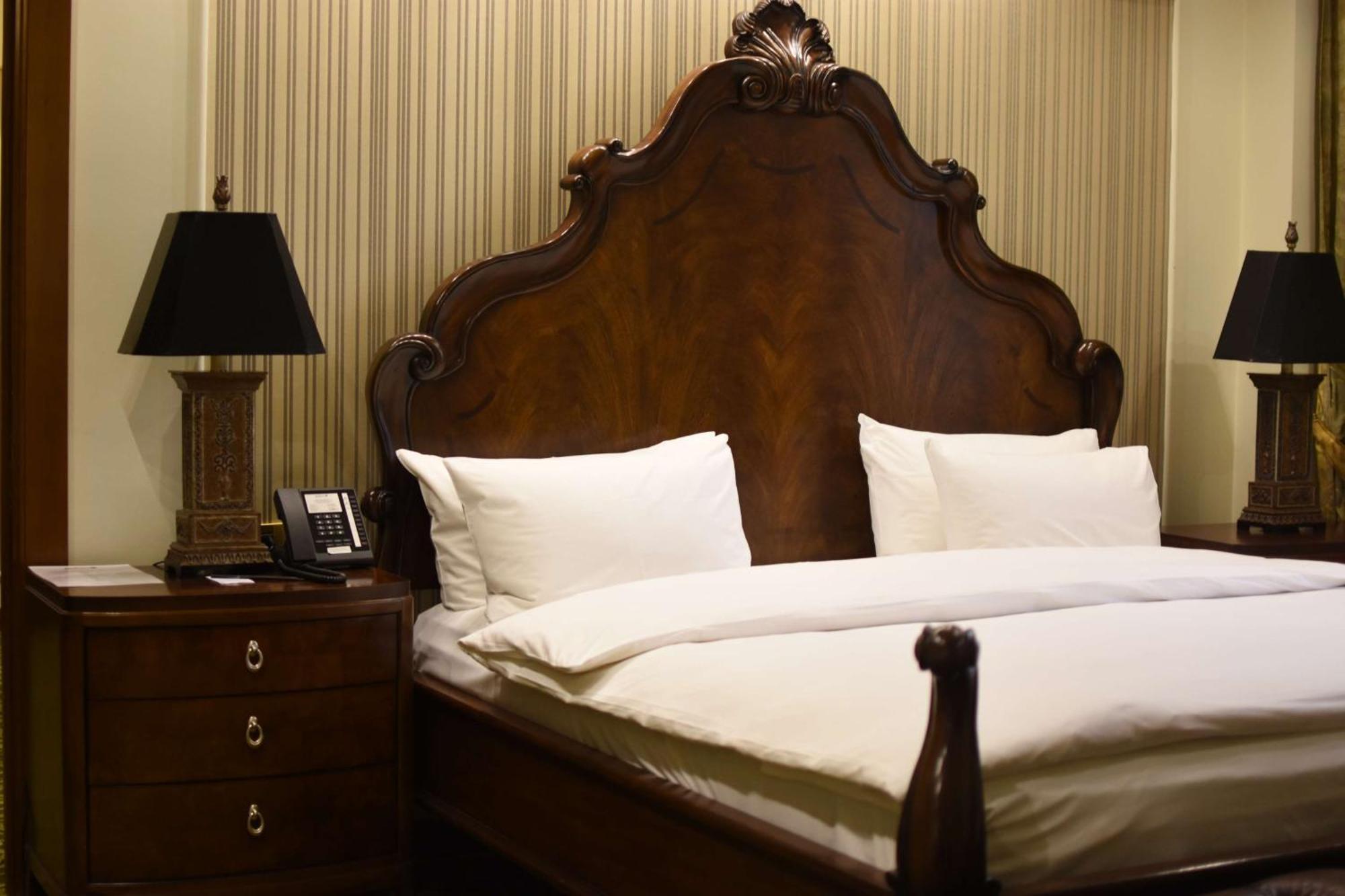 Radisson Blu Hotel エレバン エクステリア 写真 A bed