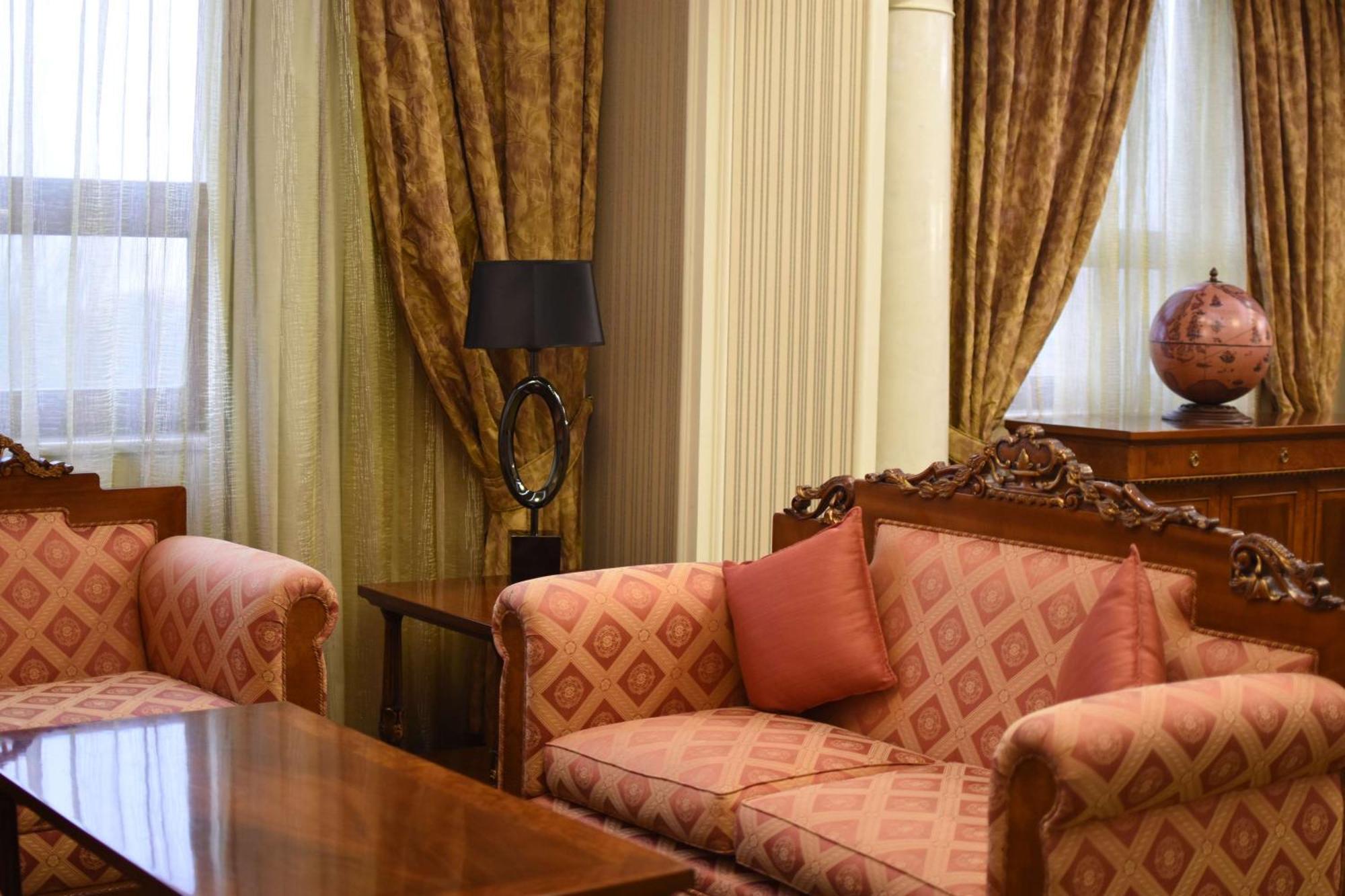 Radisson Blu Hotel エレバン エクステリア 写真 A living room