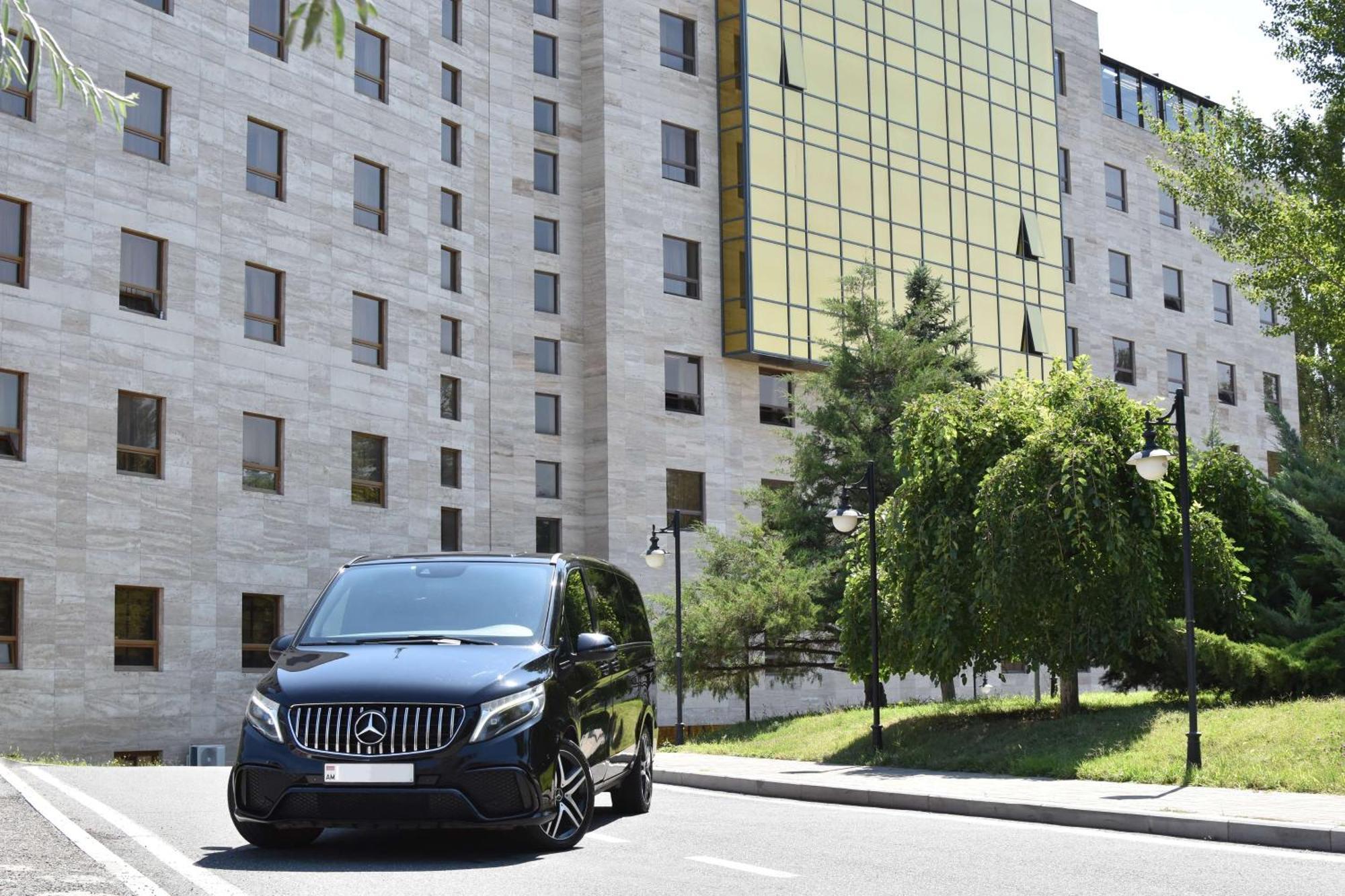 Radisson Blu Hotel エレバン エクステリア 写真 Mercedes-Benz V-Class