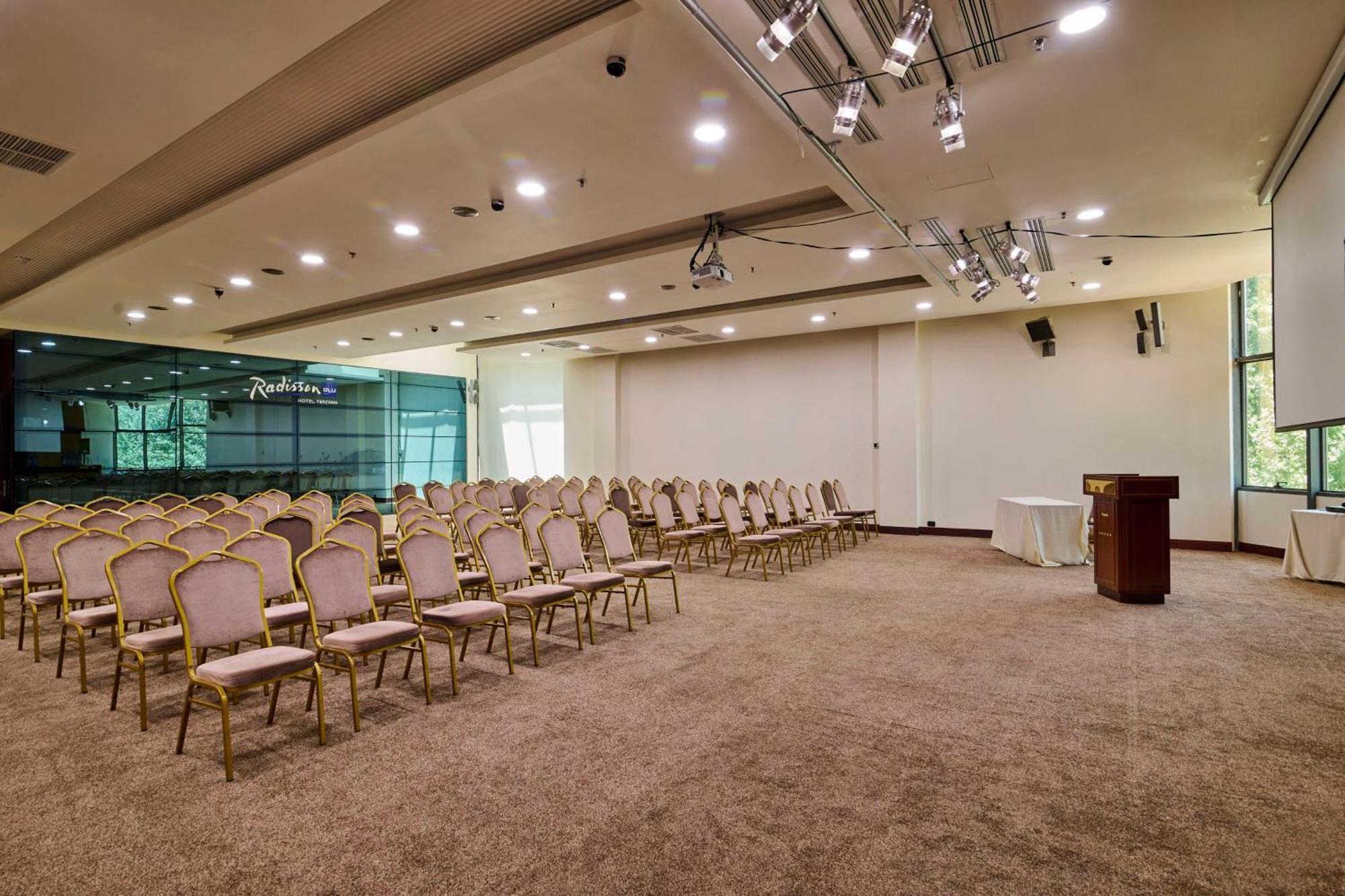 Radisson Blu Hotel エレバン エクステリア 写真 The main hall of the National Museum of Natural History