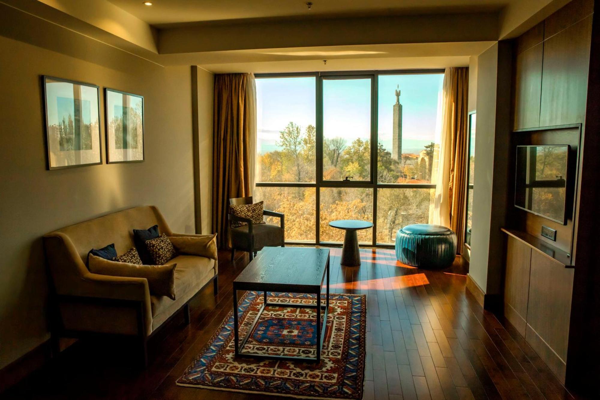 Radisson Blu Hotel エレバン エクステリア 写真 A living room in a suite at the Hilton Johannesburg