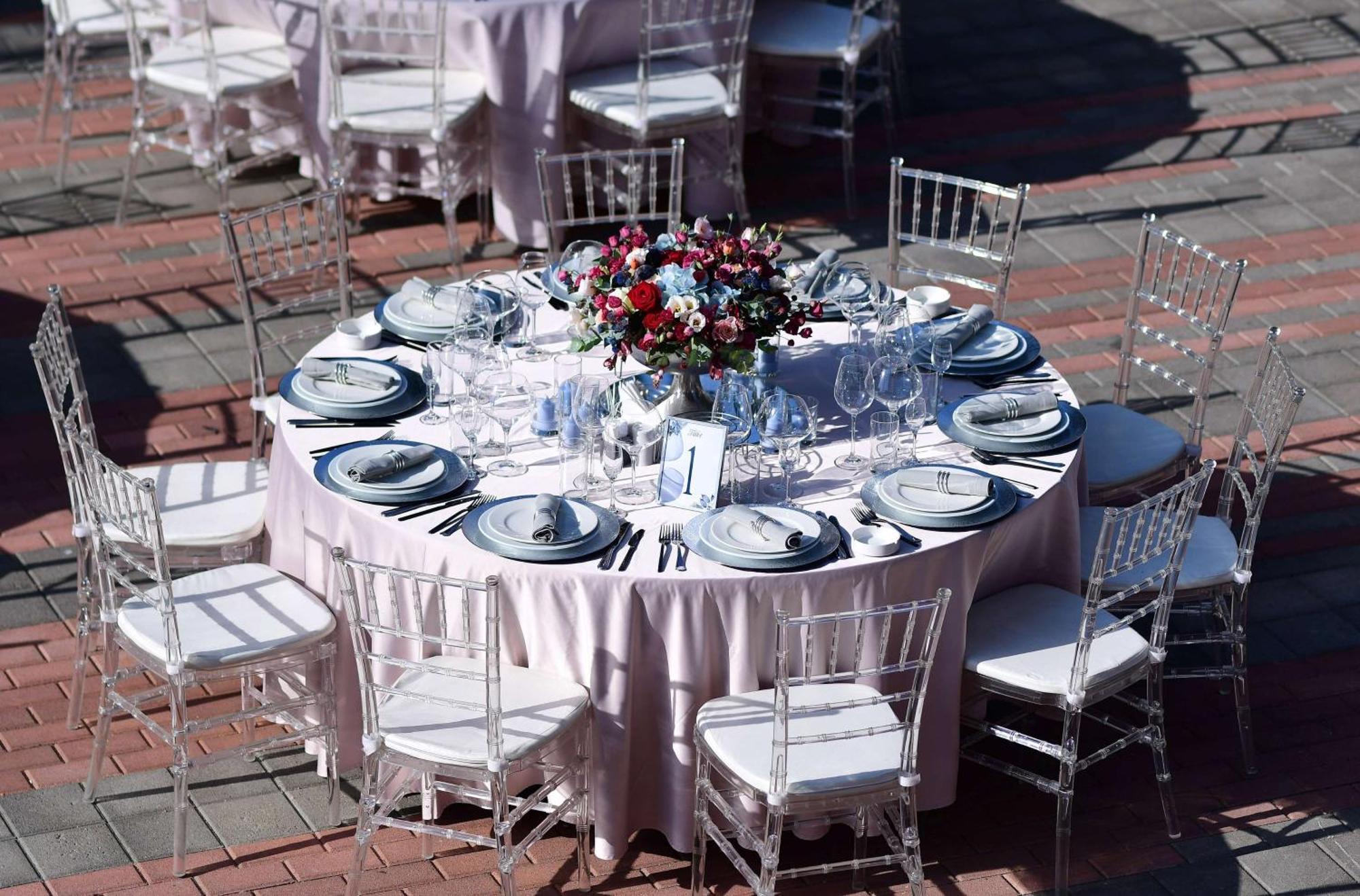 Radisson Blu Hotel エレバン エクステリア 写真 A table set for a formal dinner
